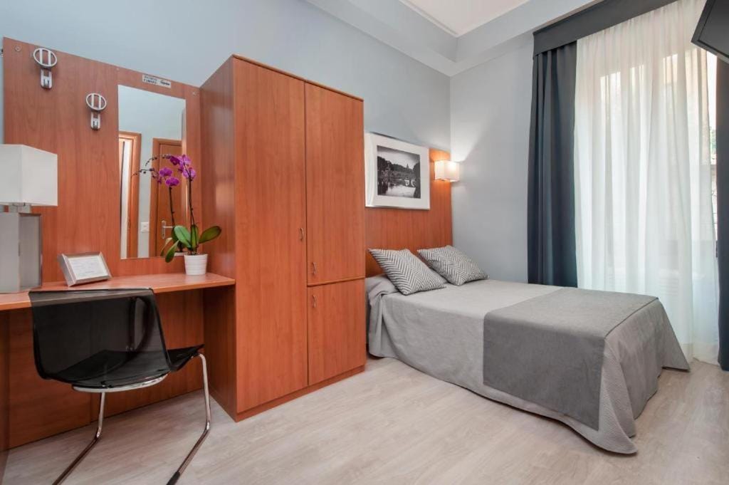 Reyes Suite & Rooms — 2
