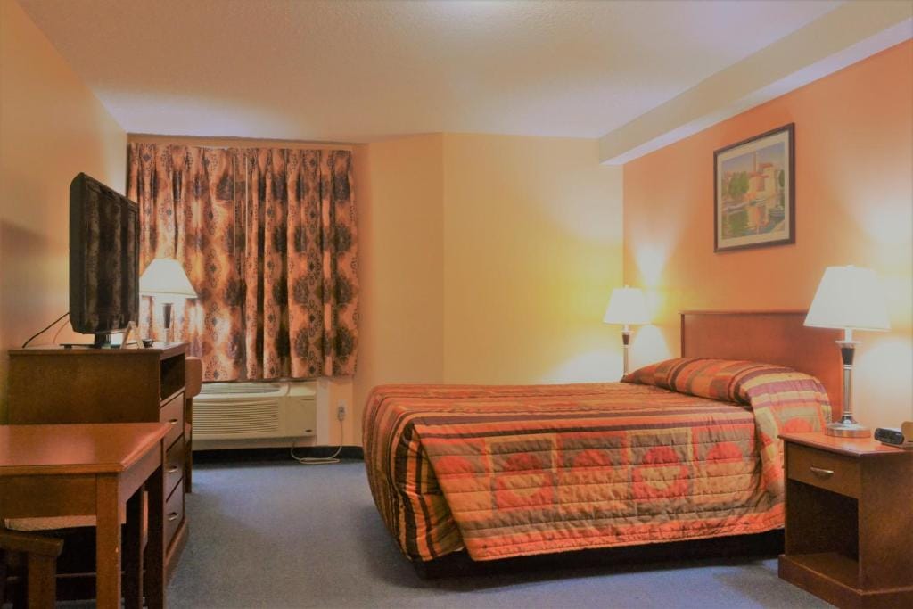 Aurora Park Inn & Suites — 2