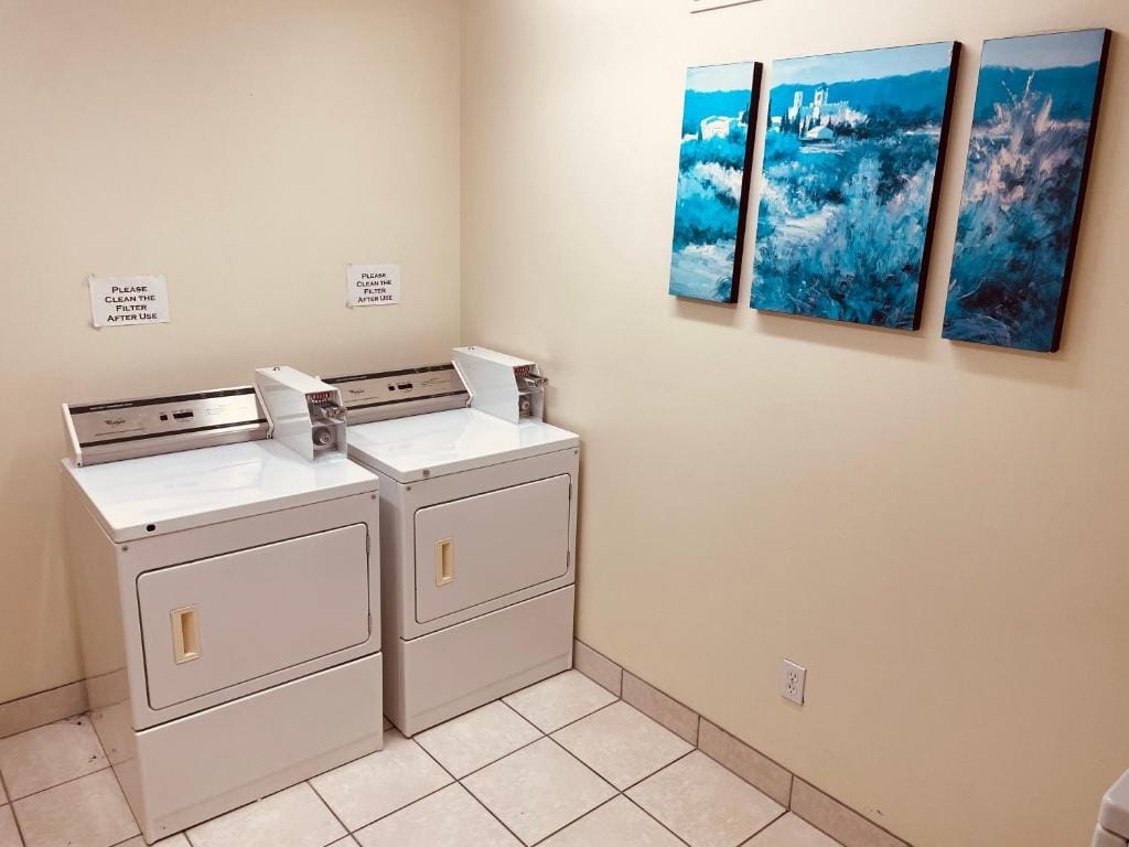 Aurora Park Inn & Suites — 3