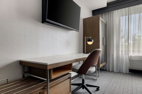 Courtyard by Marriott Republic Airport Long Island/Farmingdale — 4