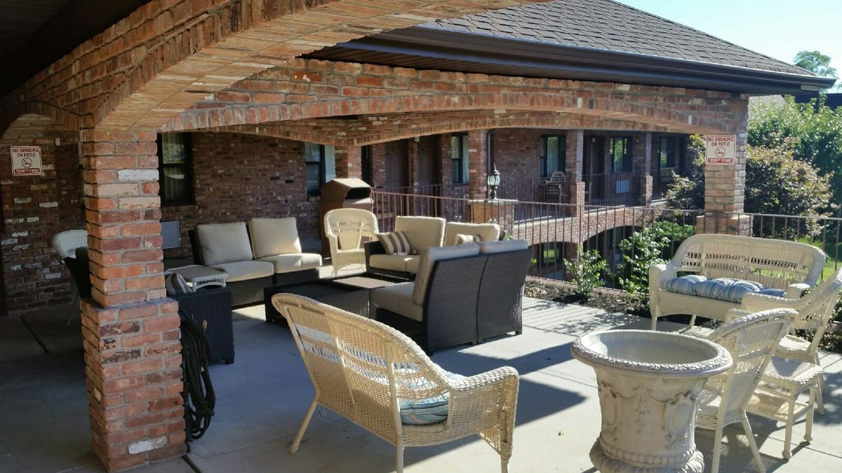 Chalet Inn & Suites — 2