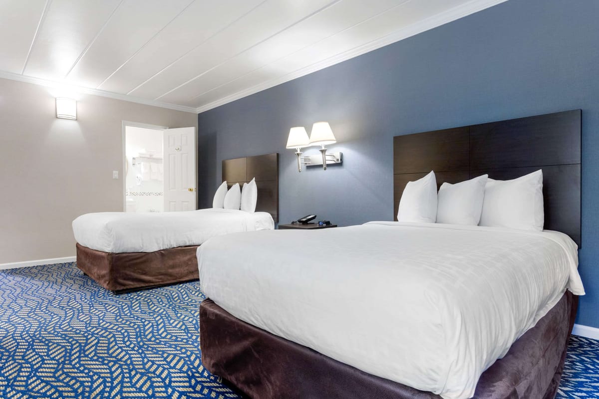 Econo Lodge Hicksville - Long Island — 1