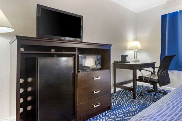 Econo Lodge Hicksville - Long Island — 3