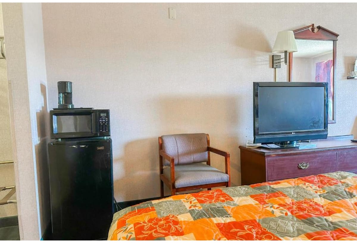 OYO Hotel East Macon I-75 — 5