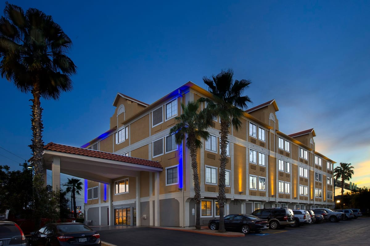 Holiday Inn Express & Suites San Antonio-Dtwn Market Area by IHG — 1