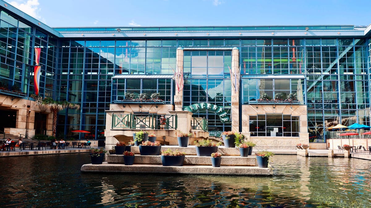 Holiday Inn Express & Suites San Antonio Rivercenter Area by IHG — 1