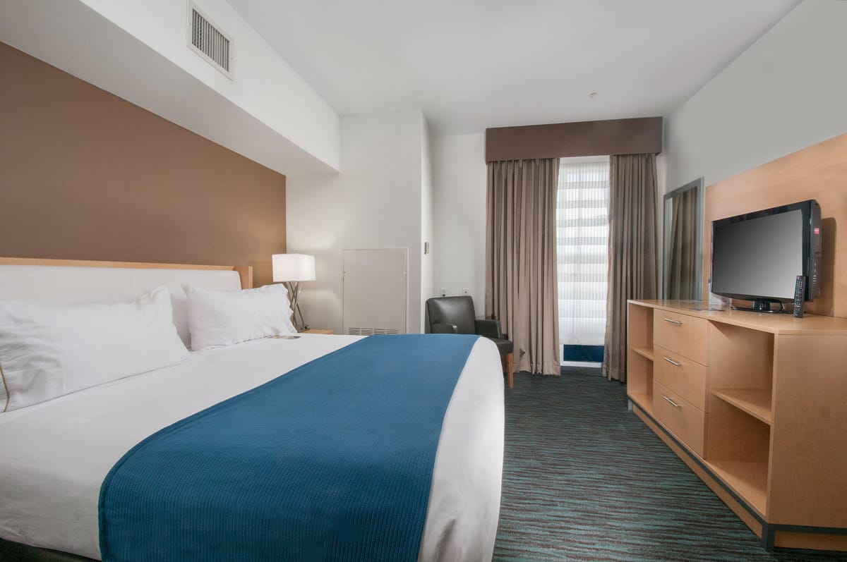 Holiday Inn Express & Suites San Antonio Rivercenter Area by IHG — 2