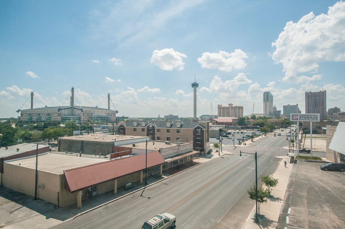 Holiday Inn Express & Suites San Antonio Rivercenter Area by IHG — 4