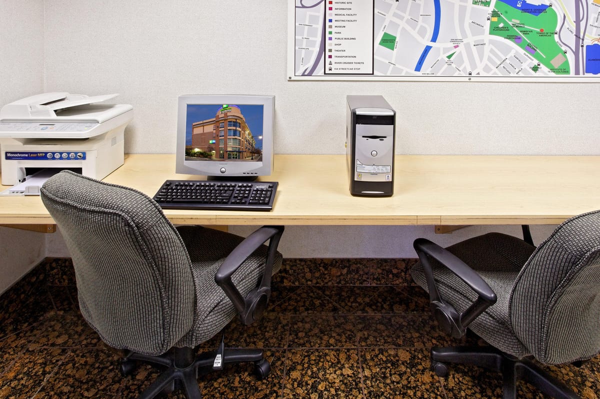 Holiday Inn Express & Suites San Antonio Rivercenter Area by IHG — 5
