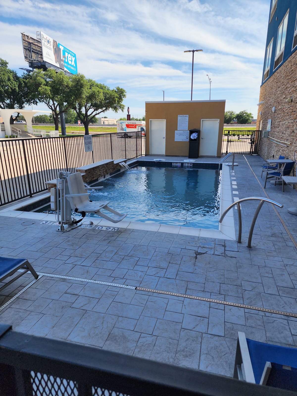 Holiday Inn Express & Suites Dallas Market Ctr - Love Field by IHG — 4