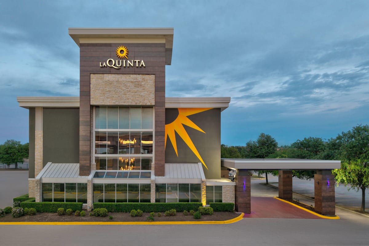 La Quinta Inn & Suites by Wyndham Dallas I-35 Walnut Hill Ln — 1