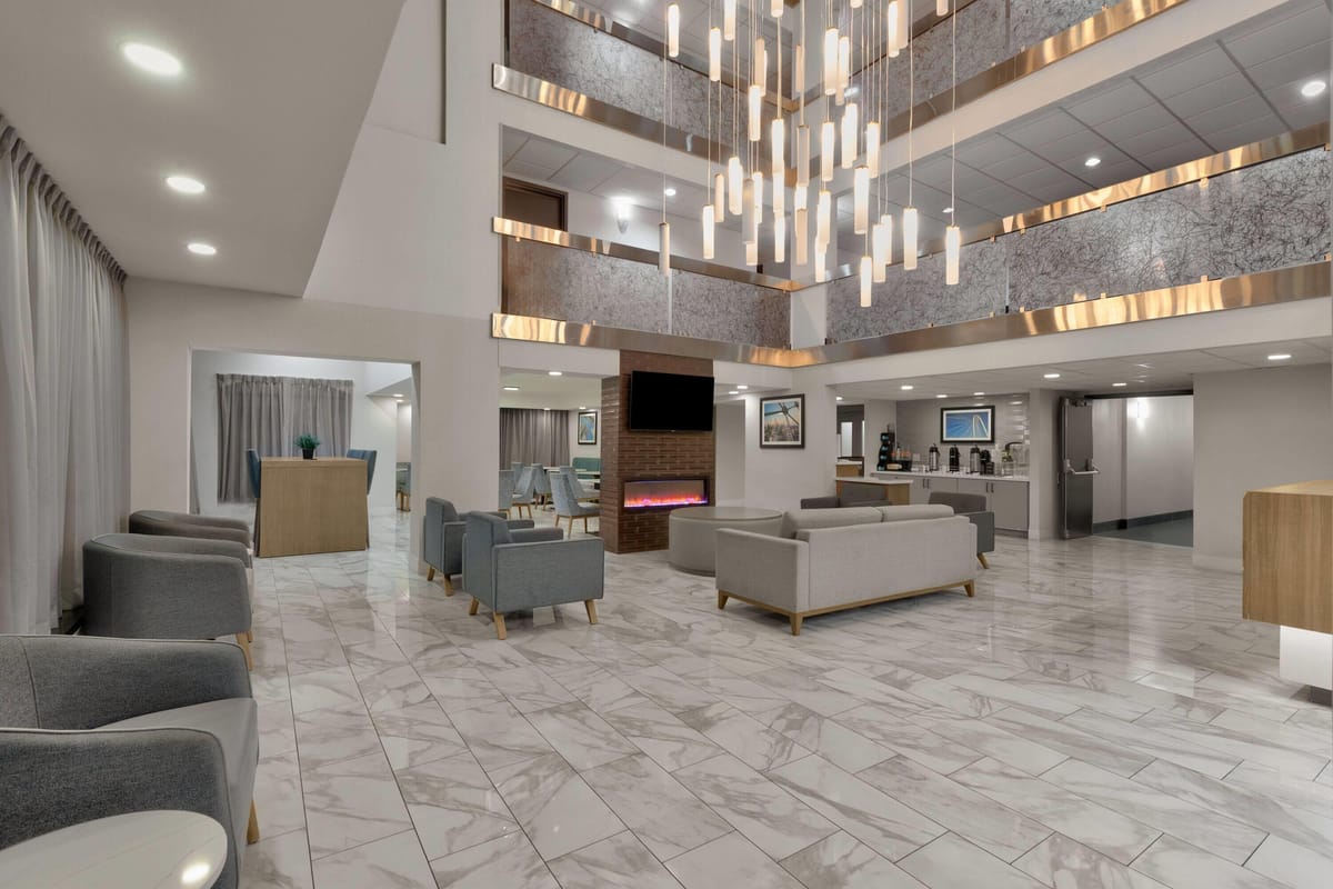 La Quinta Inn & Suites by Wyndham Dallas I-35 Walnut Hill Ln — 2