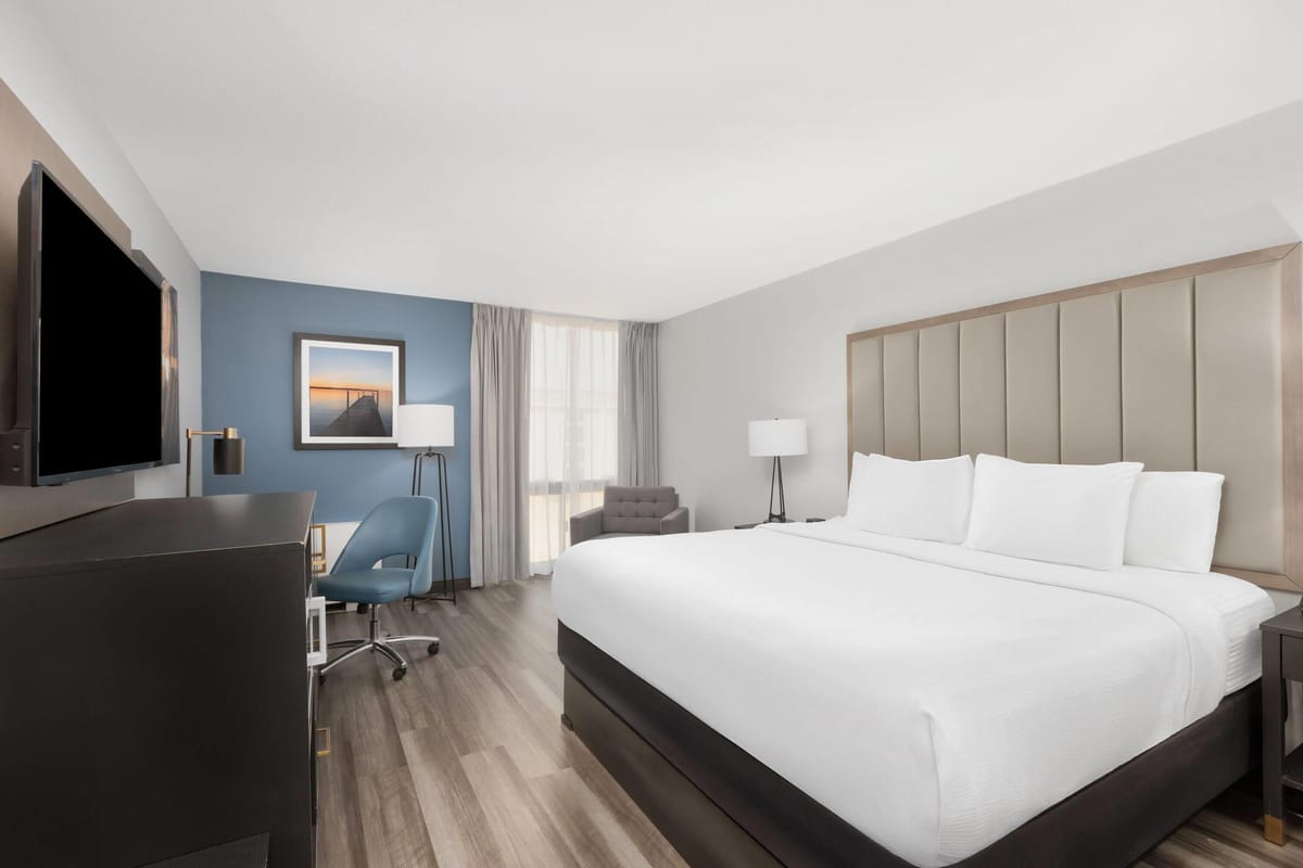 La Quinta Inn & Suites by Wyndham Dallas I-35 Walnut Hill Ln — 3