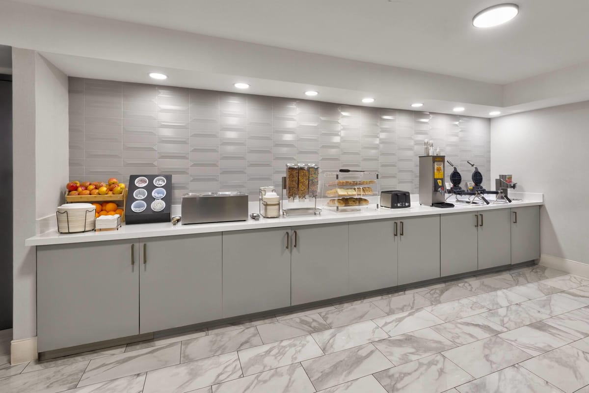 La Quinta Inn & Suites by Wyndham Dallas I-35 Walnut Hill Ln — 4