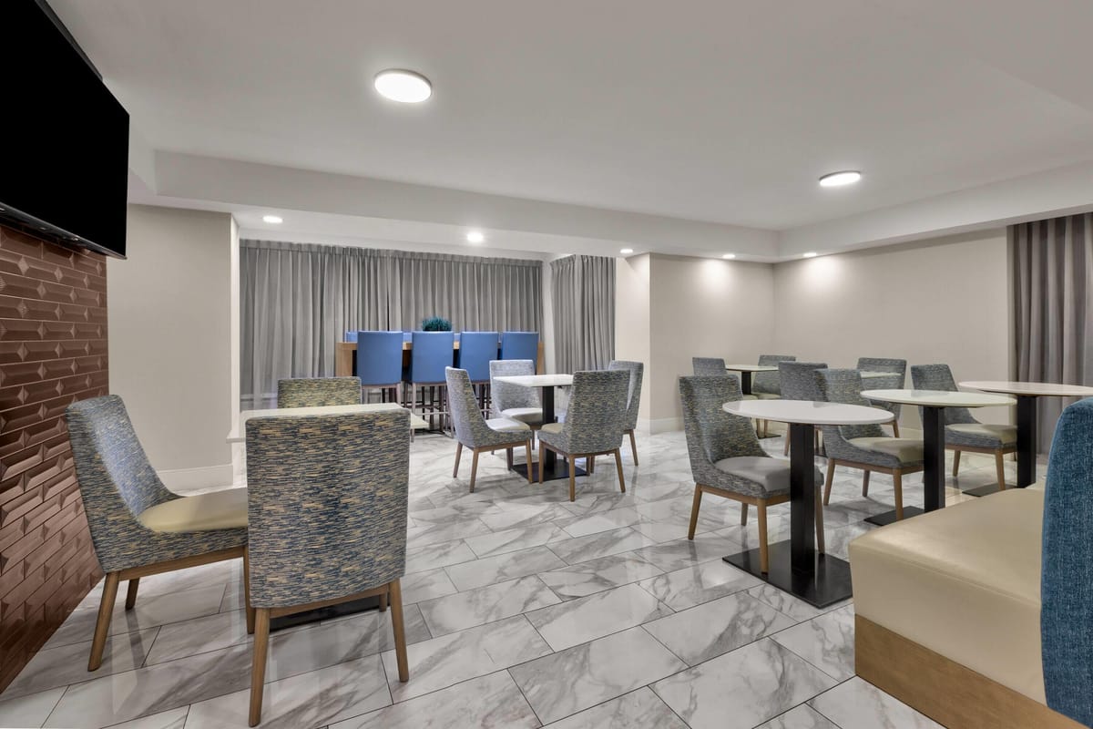 La Quinta Inn & Suites by Wyndham Dallas I-35 Walnut Hill Ln — 5