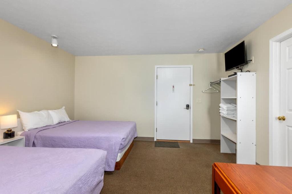 Cozy Stay in Lake City- 2 Double Beds suite — 3