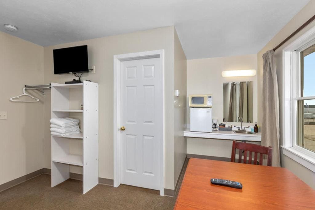 Cozy Stay in Lake City- 2 Double Beds suite — 4