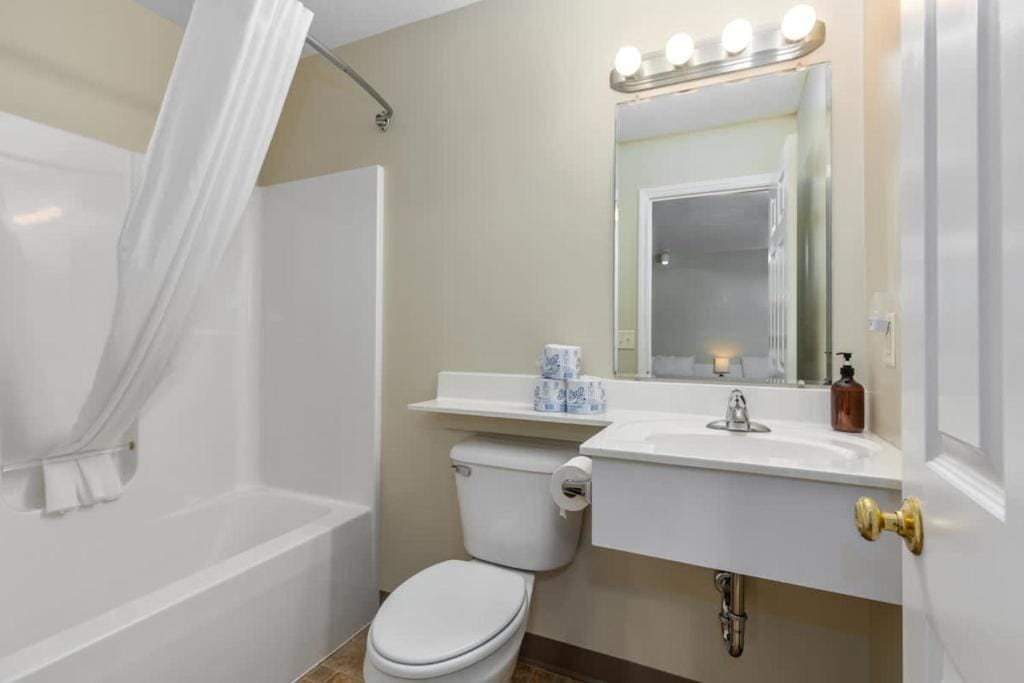 Cozy Stay in Lake City- 2 Double Beds suite — 5