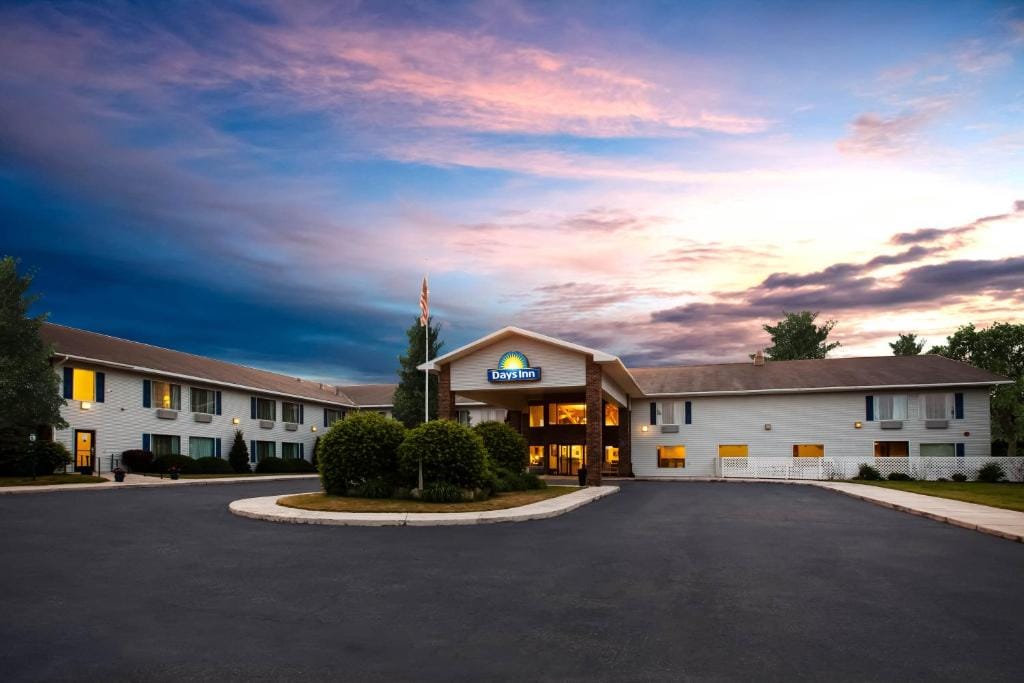 Days Inn by Wyndham Cadillac — 1