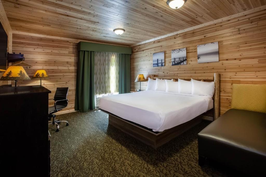 Days Inn by Wyndham Cadillac — 2