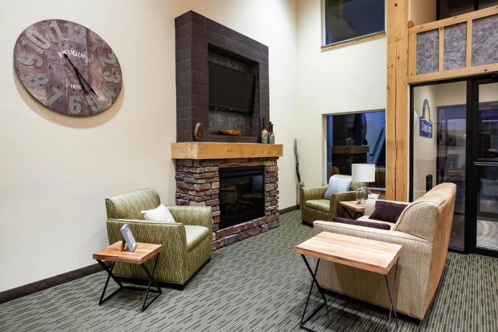 Days Inn by Wyndham Cadillac — 5