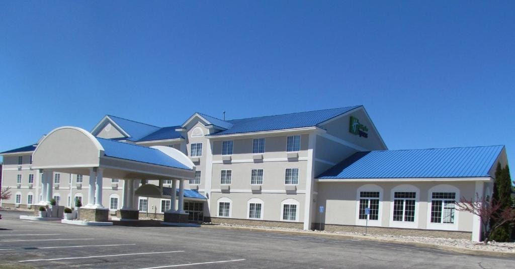 Holiday Inn Express Hotel & Suites Cadillac by IHG — 1