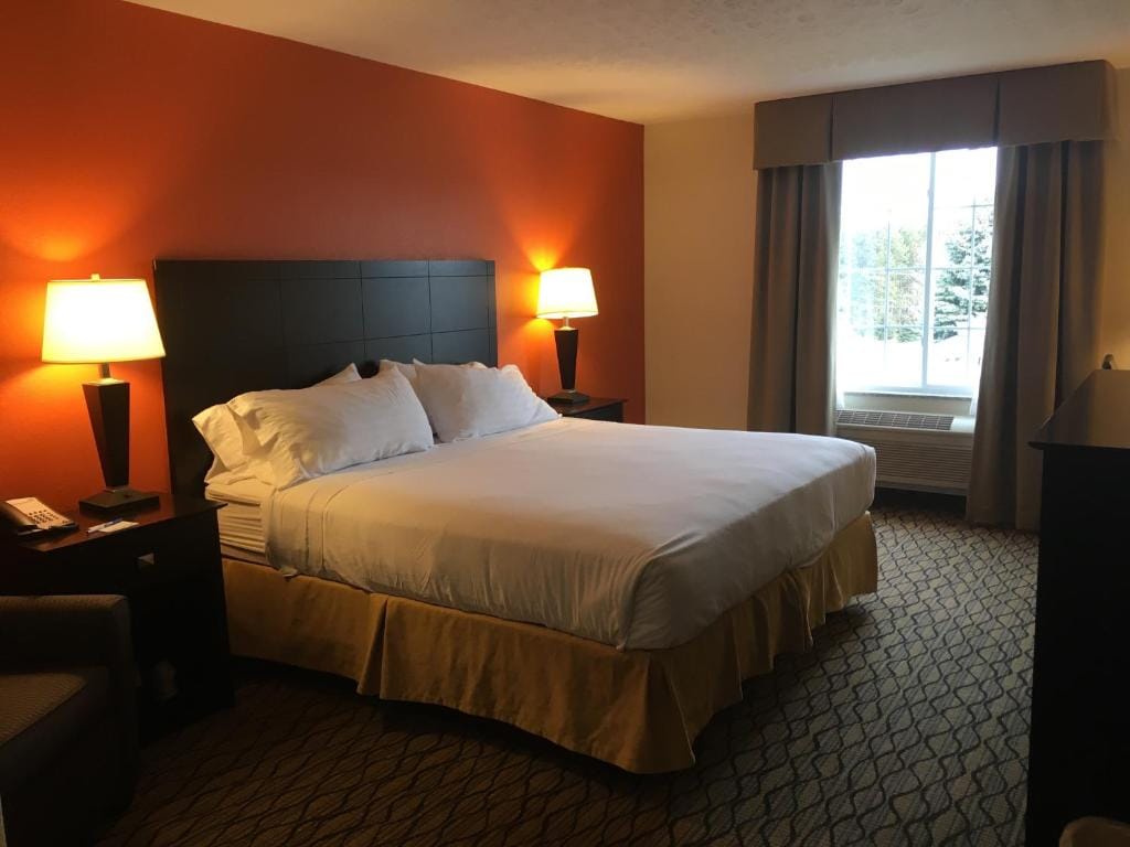 Holiday Inn Express Hotel & Suites Cadillac by IHG — 2