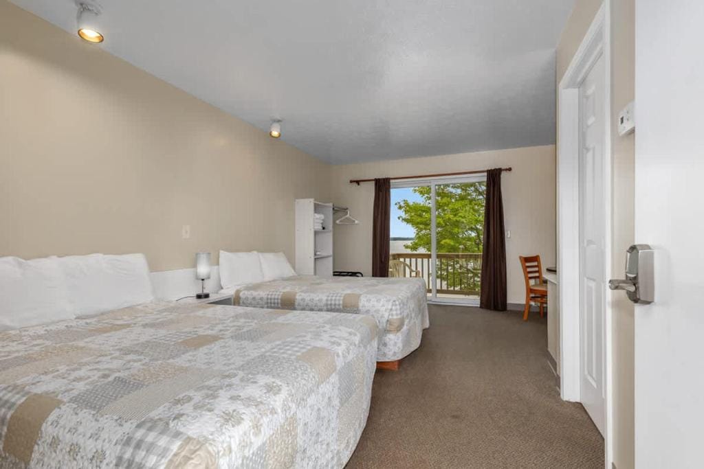 Upper Level Lakeview suite — 2