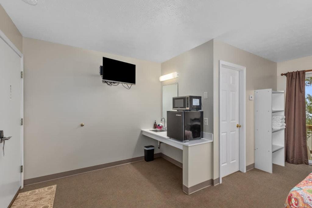Upper Level Lakeview suite — 3