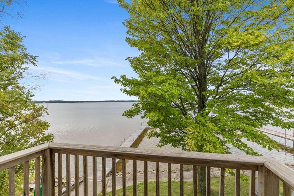 Upper Level Lakeview suite — 4