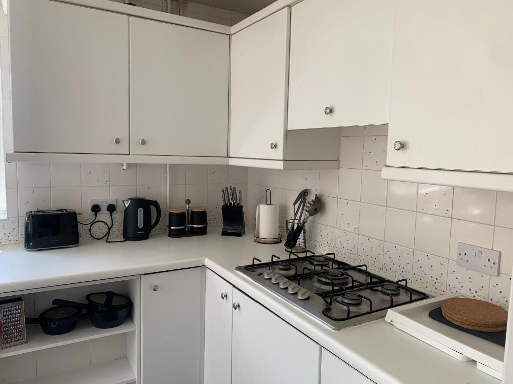 3 Bedroom Cozy House in Reading — 2