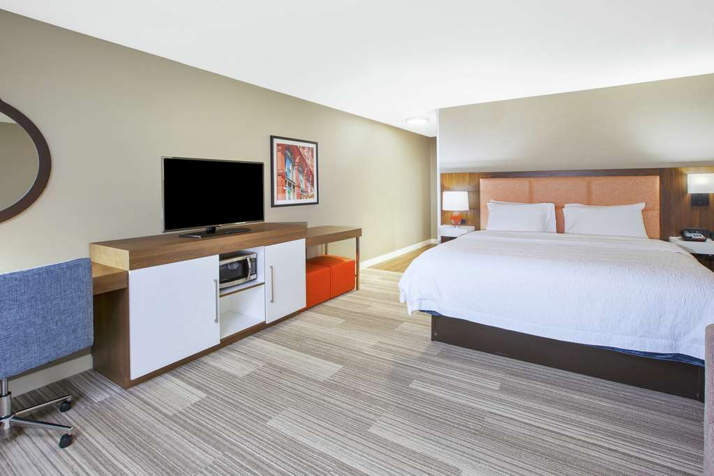 Hampton Inn & Suites Oakwood Village-Cleveland — 2