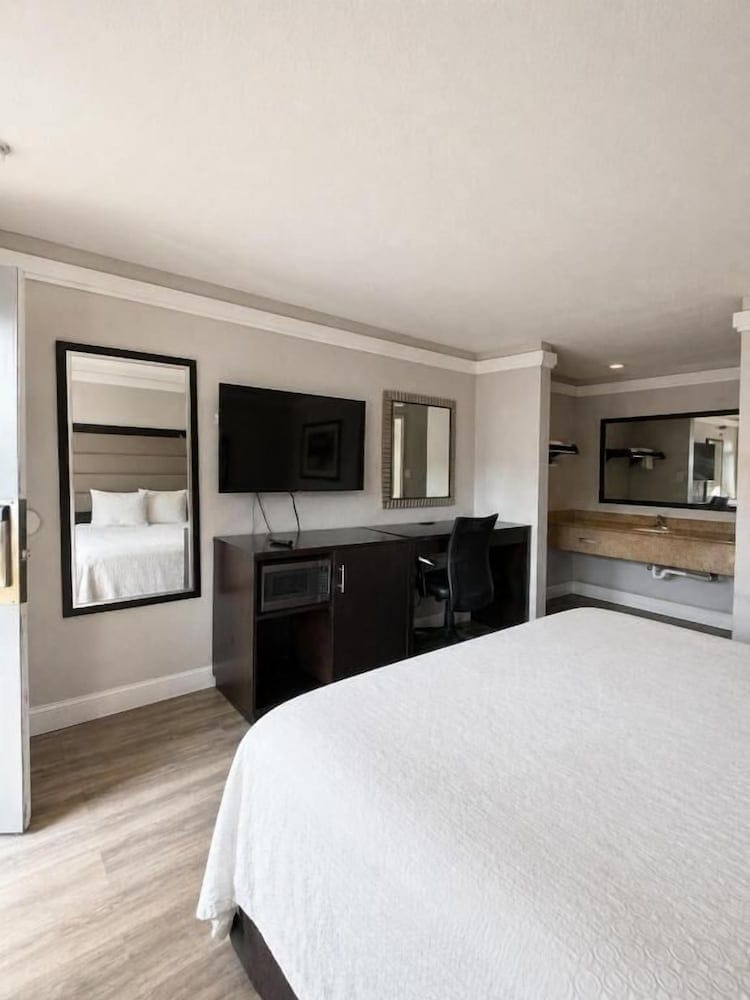 All Season's Inn and Suites