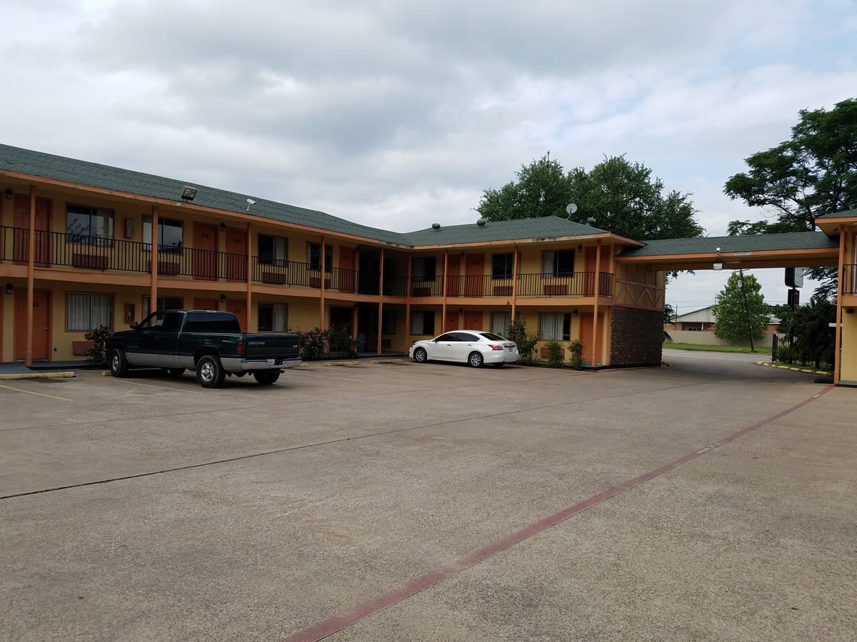 All Season's Inn and Suites — 2