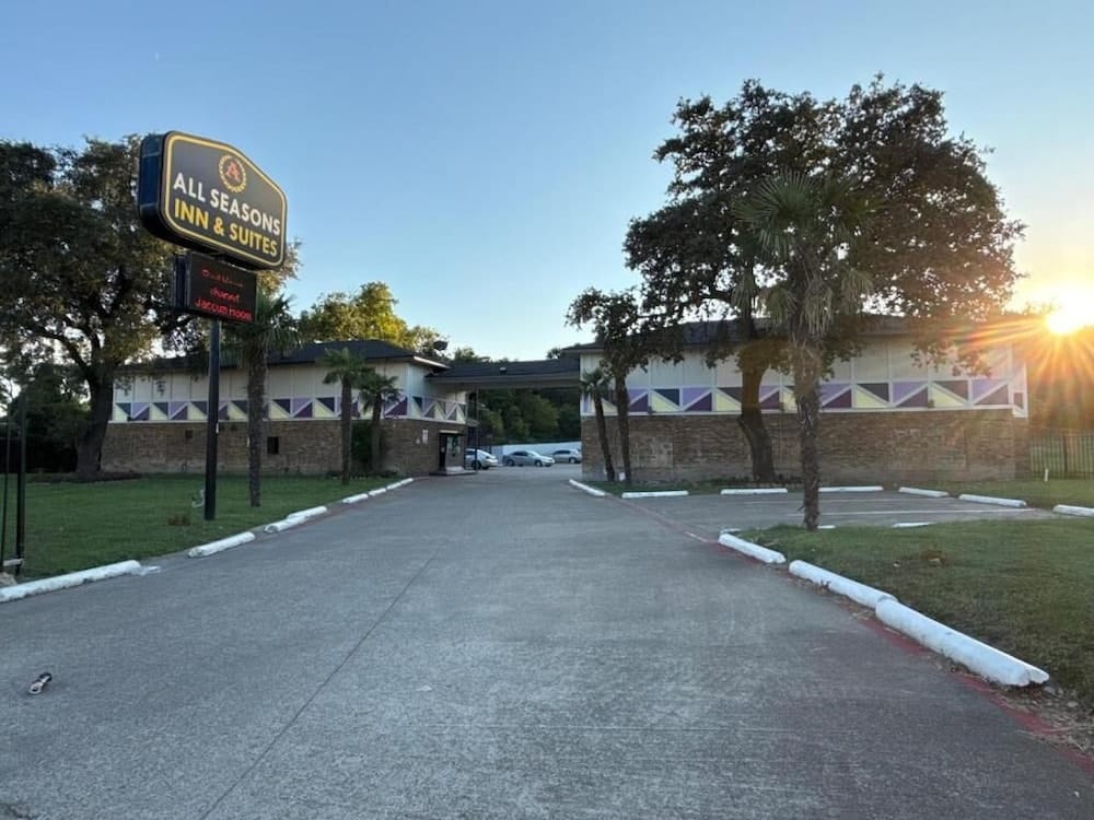 All Season's Inn and Suites — 3