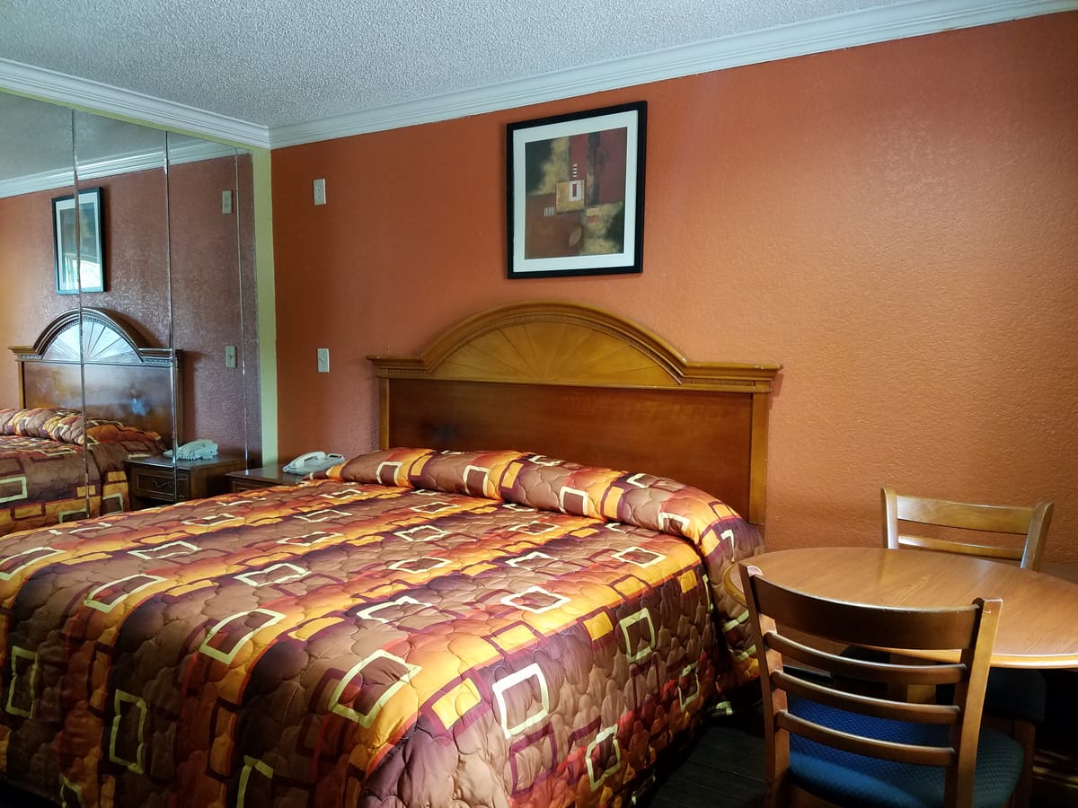 All Season's Inn and Suites — 4