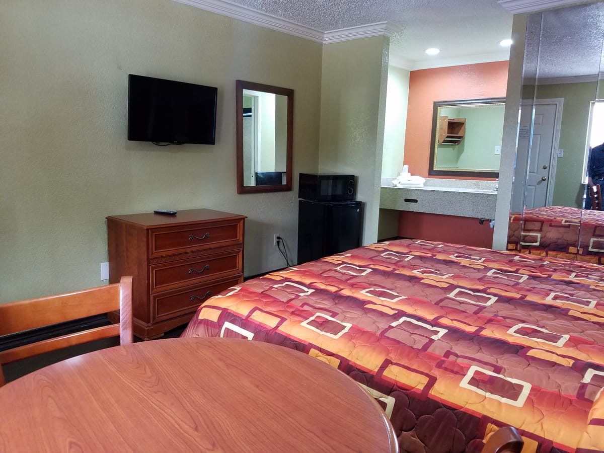All Season's Inn and Suites — 5