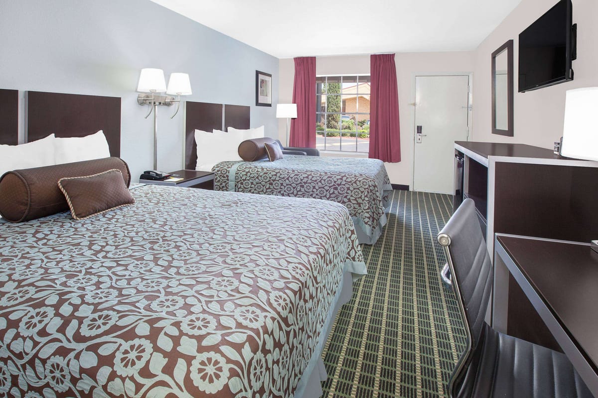 Days Inn by Wyndham Market Center Dallas Love Field — 3