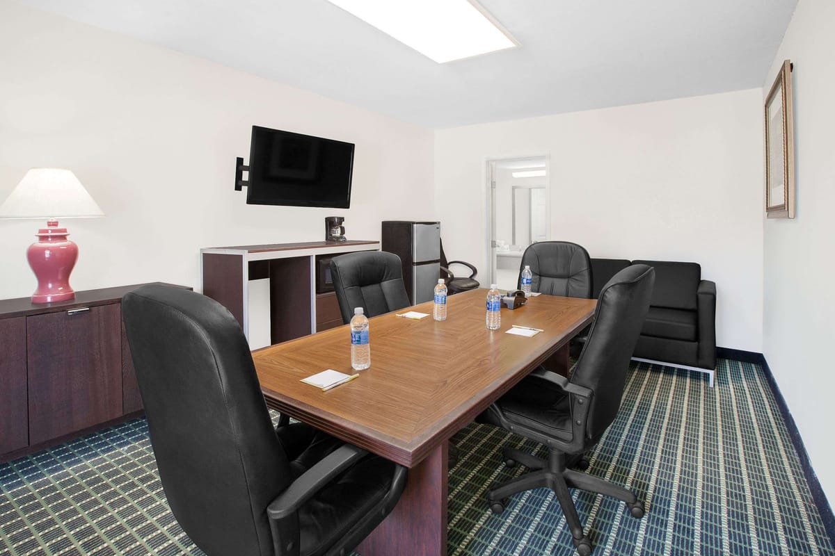Days Inn by Wyndham Market Center Dallas Love Field — 5