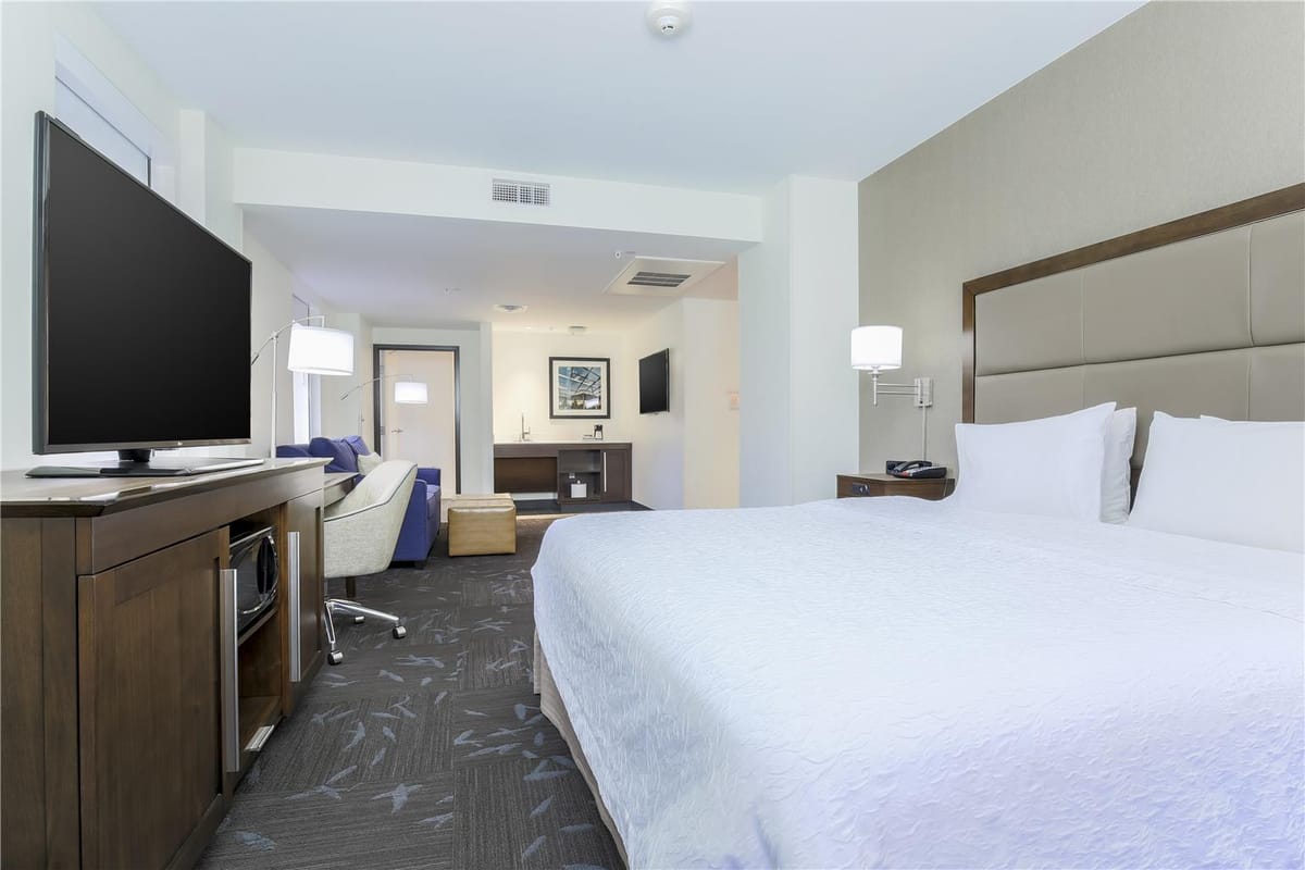 Hampton Inn & Suites Dallas Downtown — 4