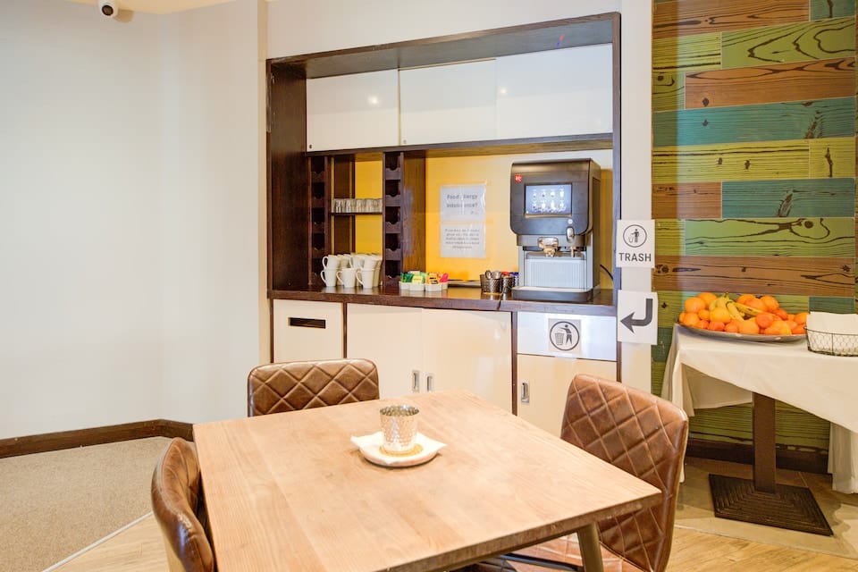 Belvilla Newport City Centre Hotel - Lifestyle — 5