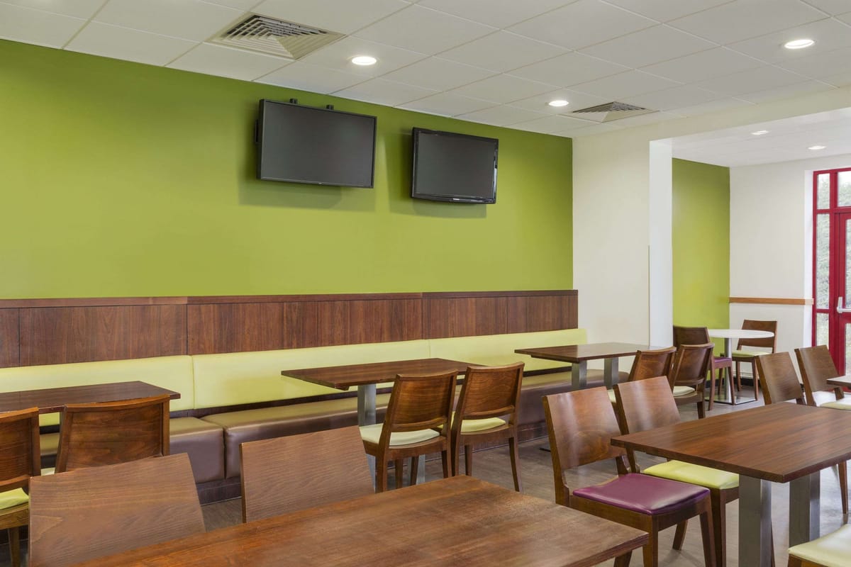 Days Inn by Wyndham Magor — 4