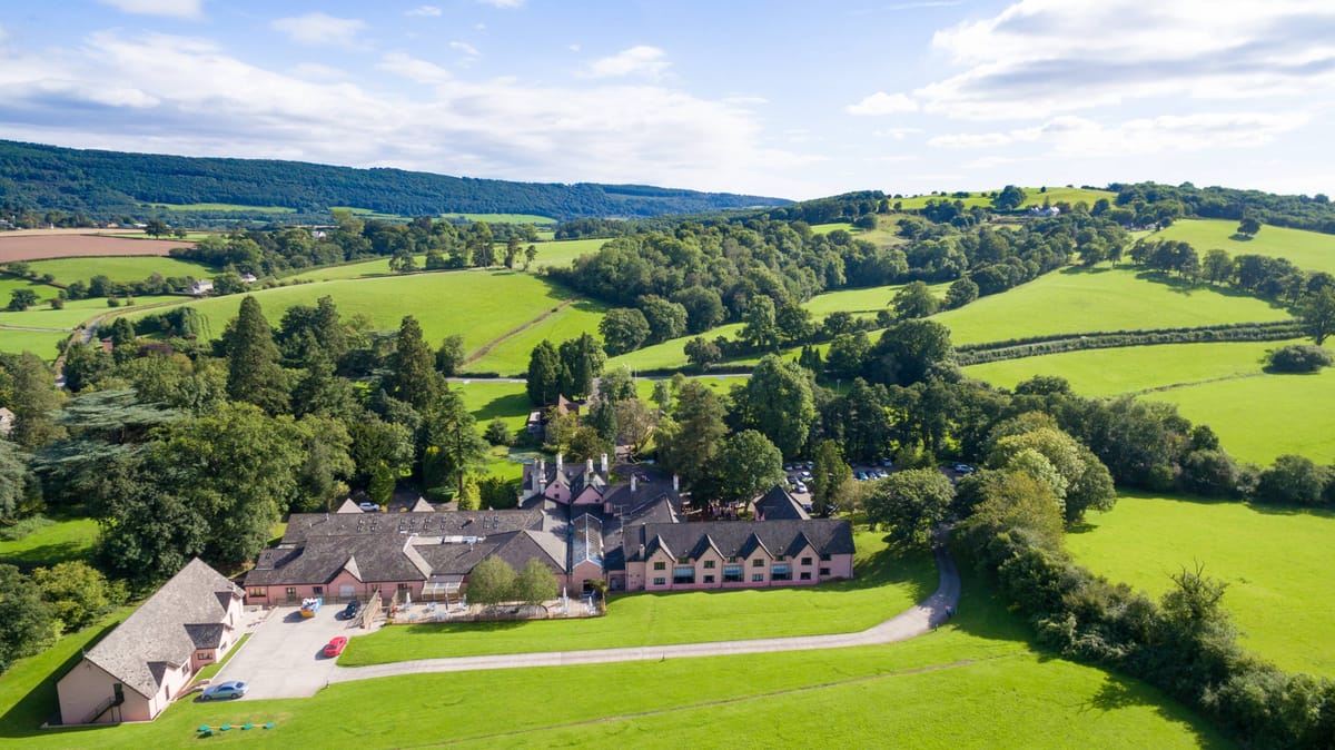 Ramada Resort by Wyndham Cwrt Bleddyn Hotel & Spa — 3