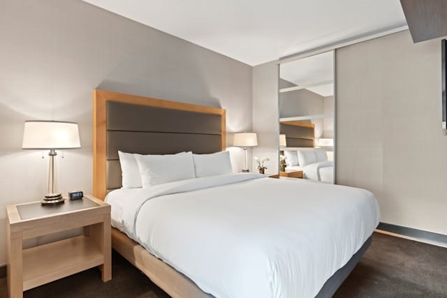 Holiday Inn Express & Suites — 2