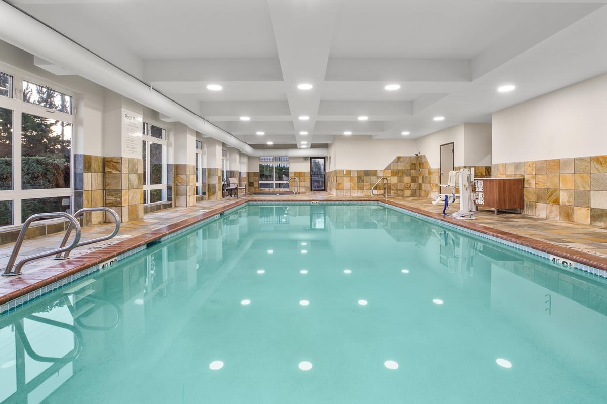 Holiday Inn Express & Suites — 3