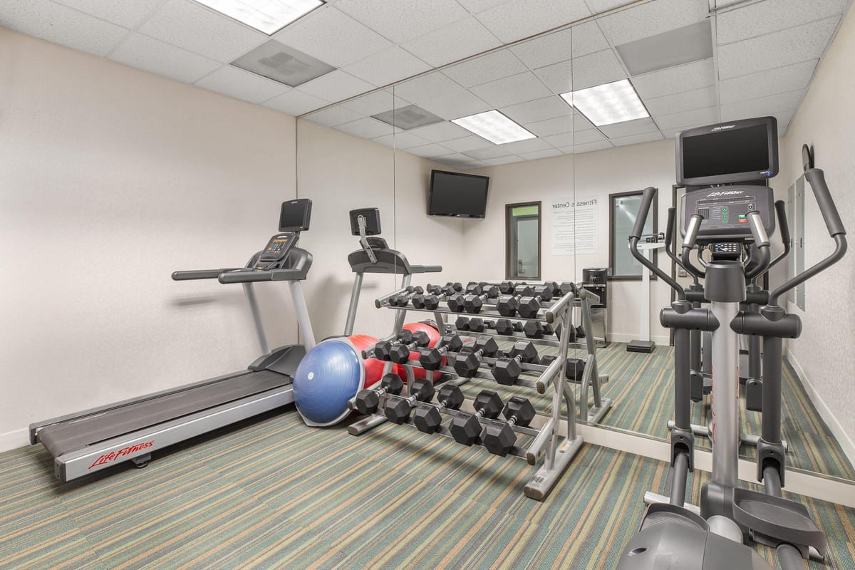 Holiday Inn Express & Suites — 4