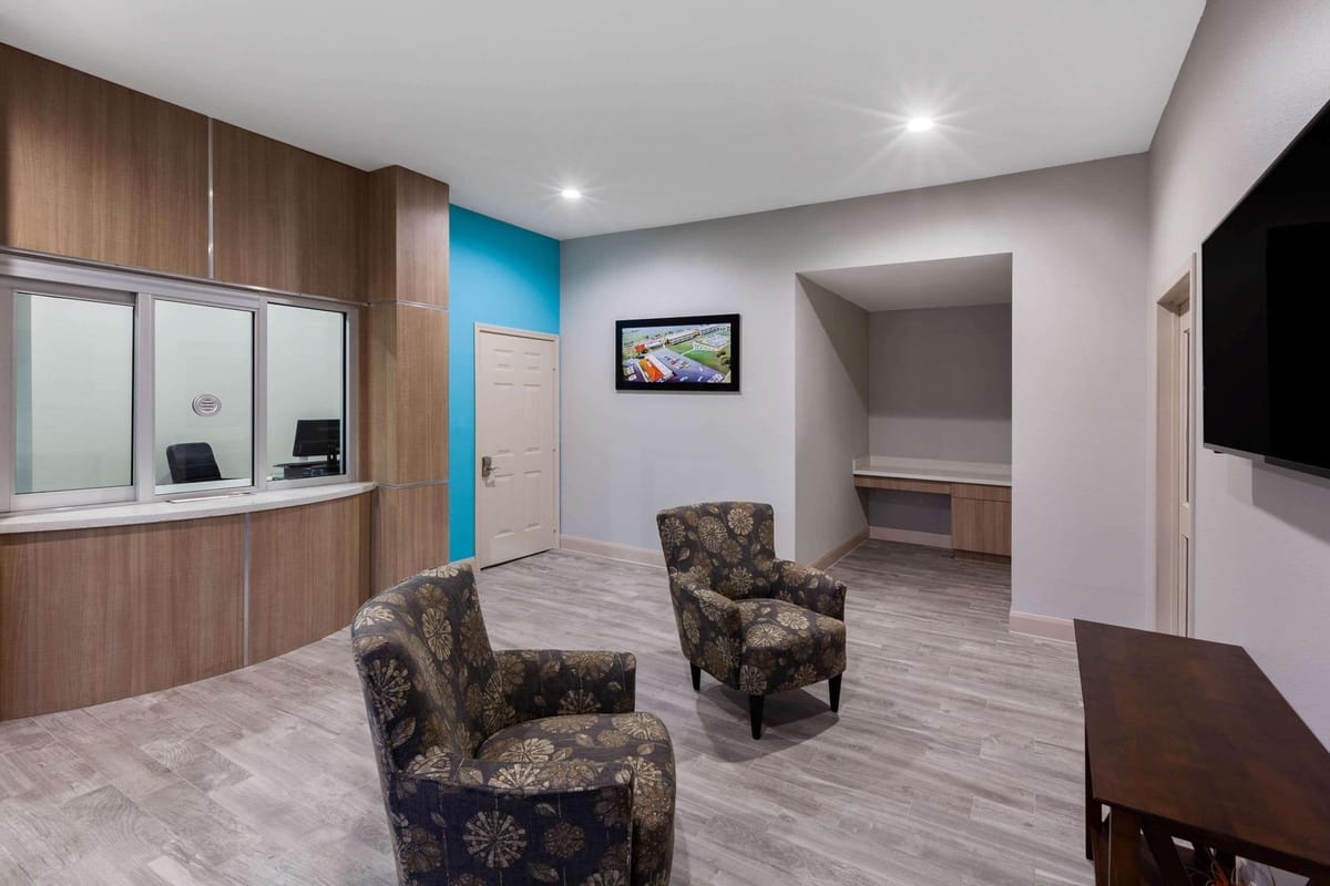 Americas Best Value Inn Houston Willowbrook — 4