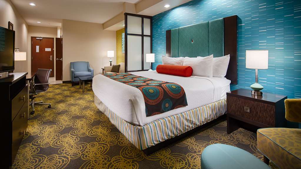 Best Western Premier Ashton Suites-Willowbrook — 4