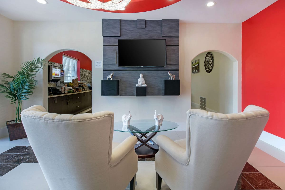 Econo Lodge Inn and Suites Houston Willowbrook — 3